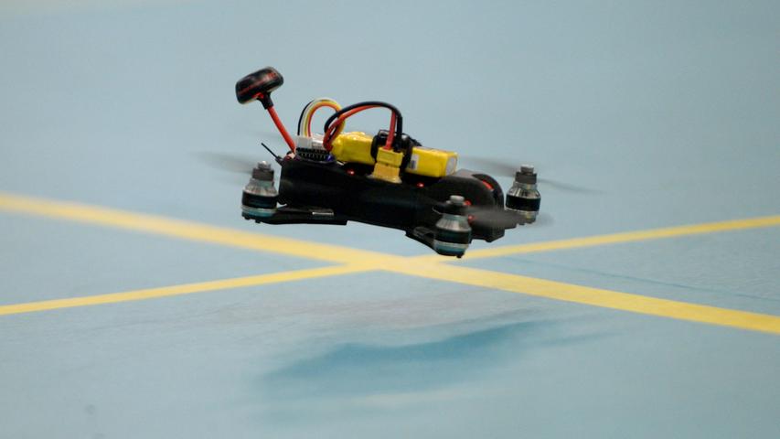 Rasanter Drohnenwettflug im Indoor-Sport in Fürth
