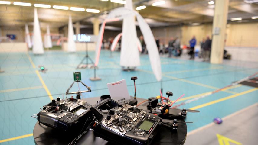 Rasanter Drohnenwettflug im Indoor-Sport in Fürth