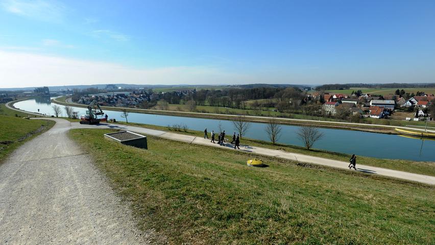 Grün-blaue Oase: Blick vom Solarberg in Atzenhof auf den Main-Donau-Kanal.