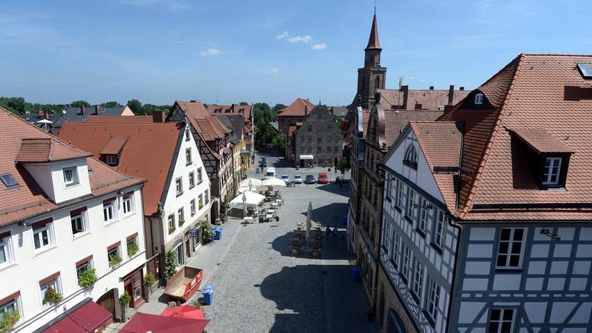 Blick von oben, etwa auf Höhe des Goldenen Schwans am Grünen Markt, in Richtung Michaeliskirche.