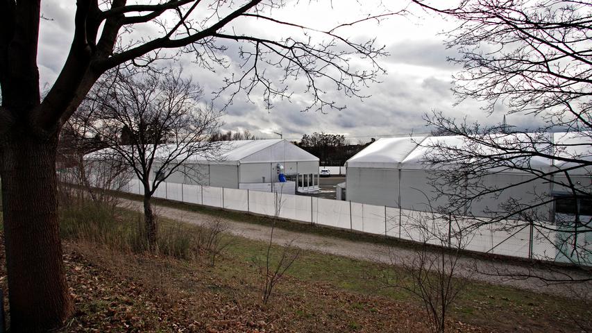 Die Zelthallen sind bereit, die Helfer stehen in den Startlöchern: Wir blicken in die neu errichtete Not-Gemeinschaftsunterkunft in Gebersdorf.