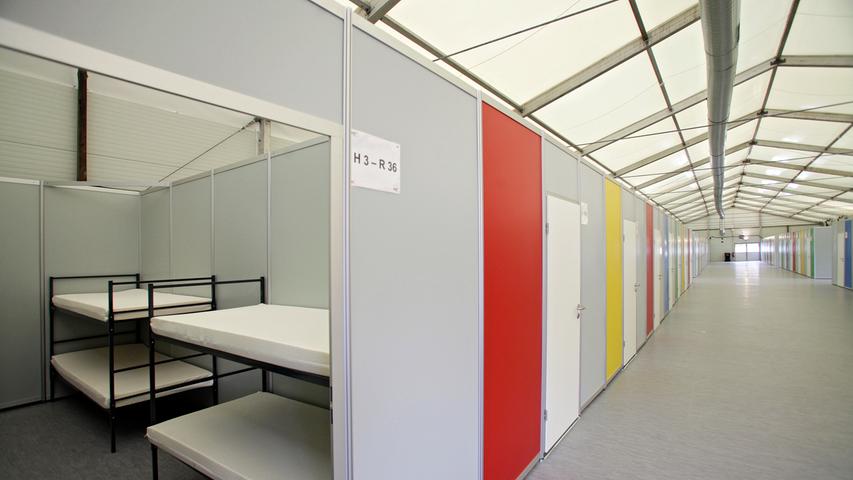 Drei Schlafhallen, so wie diese, gibt es in der neuesten Not-Gemeinschaftsunterkunft.