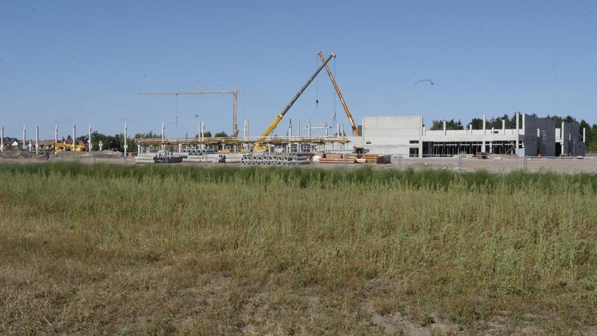 Ikea investierte damals noch einmal 55 Millionen Euro in den Bau. Trotz Protesten von Anwohnern kam es im Juli 2003 dann zur Grundsteinlegung. 