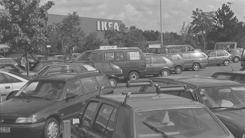 ... kam es zum Umzug in das neue 36.500 Quadratmeter große Einrichtungshaus in Fürth-Poppenreuth. Am 2. April 1981 öffnete Ikea dort zum ersten Mal seine Eingangstüren für die Kunden. Es war das insgesamt 13. Einrichtungshaus der Bundesrepublik.