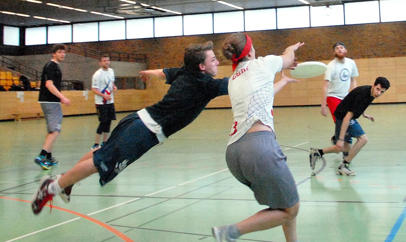 In Erlangen haben sich am Samstag 80 Spieler aus der Region zu einem Frisbee-Turnier getroffen. Dabei ging es oft spektakulär zu.