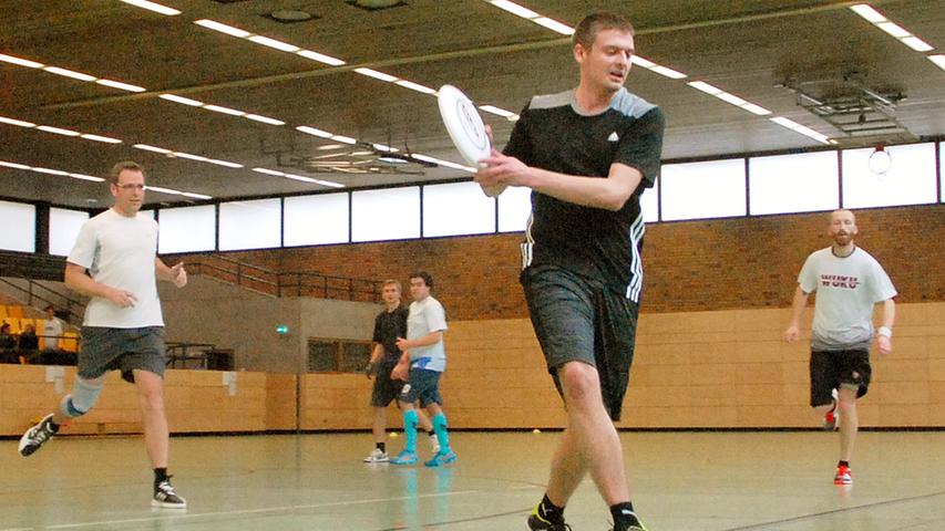 Parkettrutscher in Erlangen: Sport-Action beim Frisbee-Turnier