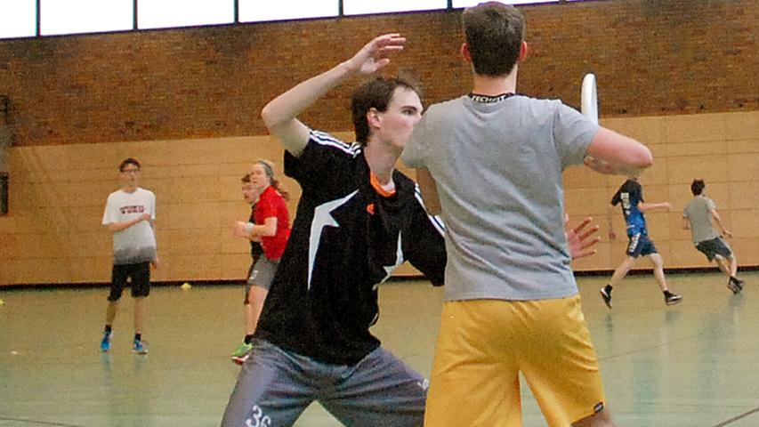 Parkettrutscher in Erlangen: Sport-Action beim Frisbee-Turnier