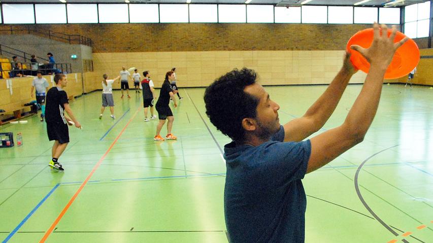 Parkettrutscher in Erlangen: Sport-Action beim Frisbee-Turnier