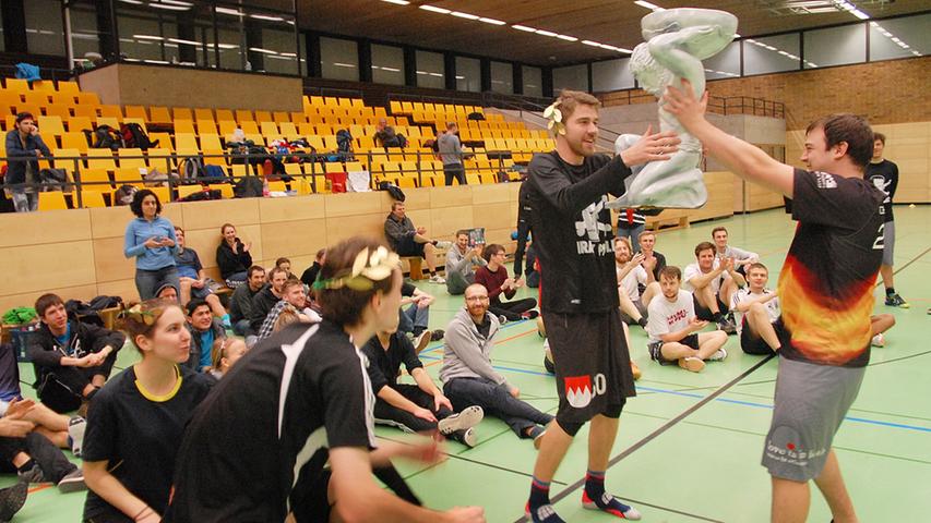 Parkettrutscher in Erlangen: Sport-Action beim Frisbee-Turnier