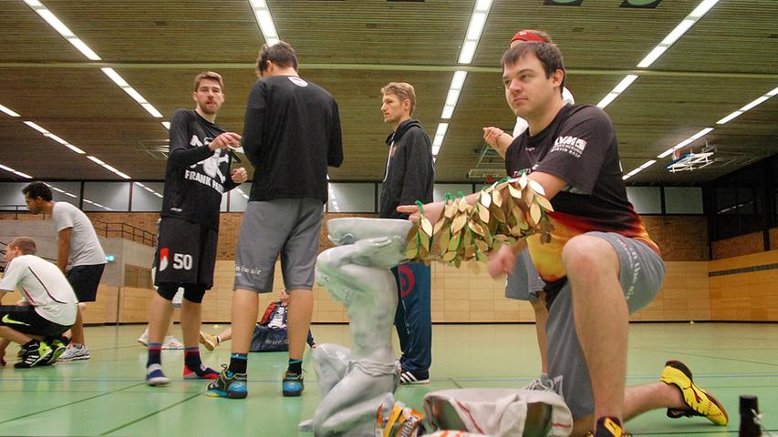 Parkettrutscher in Erlangen: Sport-Action beim Frisbee-Turnier
