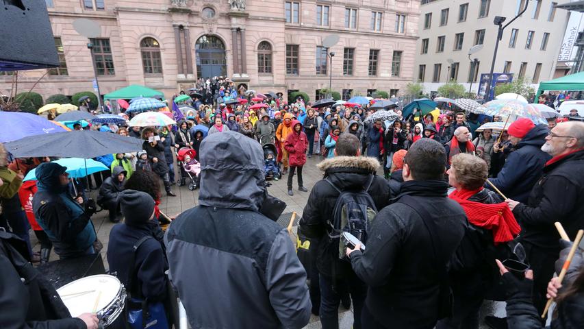 Tanz-Protest trotz Regens: One Billion Rising in Nürnberg