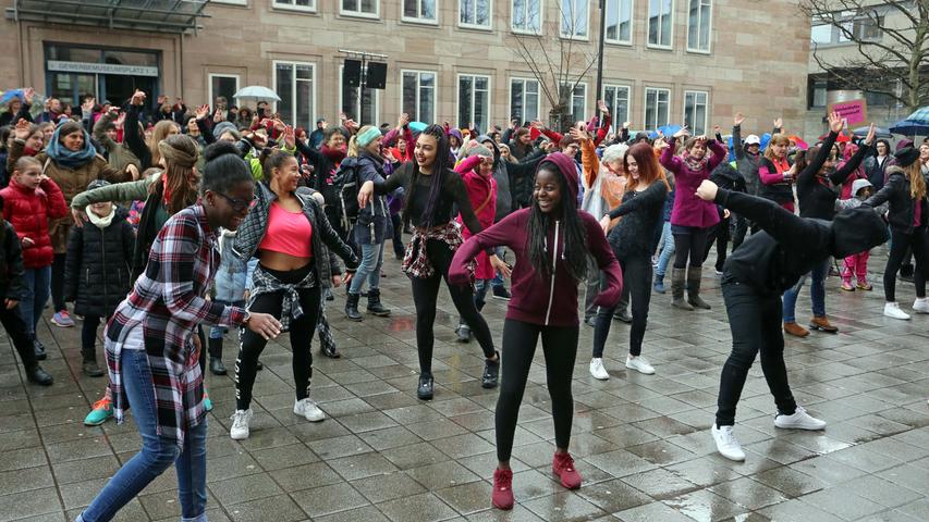 Tanz-Protest trotz Regens: One Billion Rising in Nürnberg