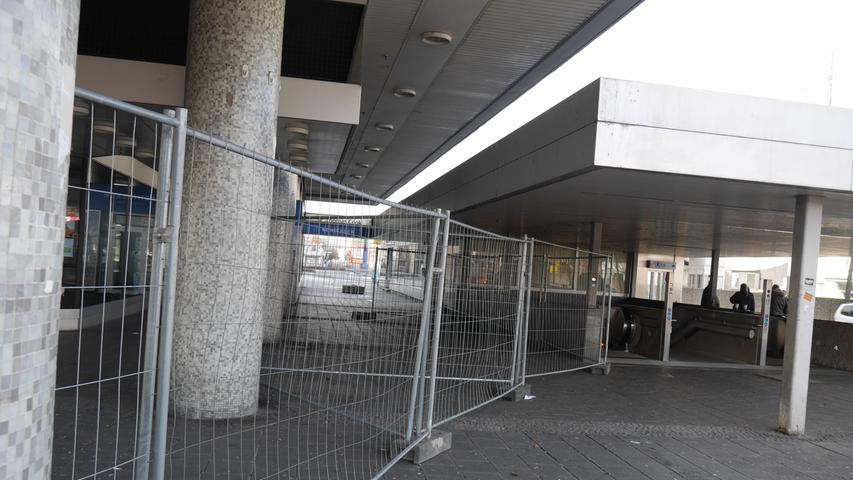 Der Zutritt zum Gebäude über den U-Bahnhof Eberhardshof wird bisweilen durch Zäune verwehrt.