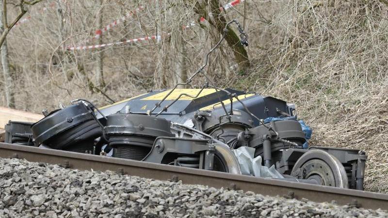 Warum die Züge zusammenstießen, ist noch nicht geklärt. Warum die Züge zusammenstießen, ist noch nicht geklärt.