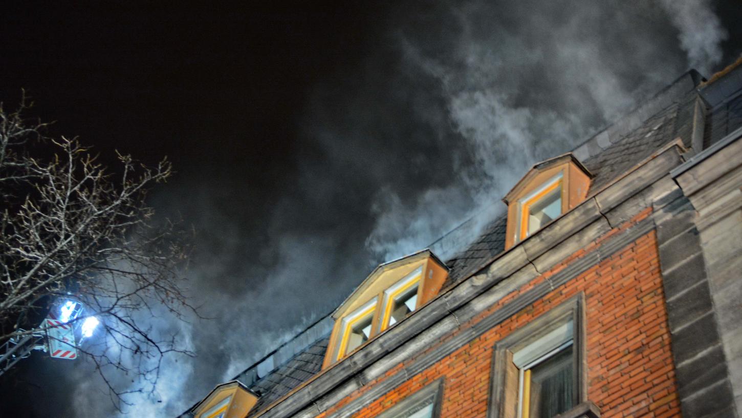 Im Februar hielt ein Dachstuhlbrand in der Fürther Waldstraße die Feuerwehr in Atem. Der mutmaßliche Brandstifter wurde nun festgenommen.