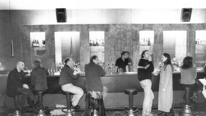 Von Sonntag bis Mittwoch ließ sich in der Bar des "Bavarian American Hotel" sogar ein Sitzplatz ergattern, beispielsweise an der langgestreckten Theke. Bei gedämpfter Musik und gepflegtem Smalltalk entspannte man sich unter Gleichgesinnten. Sehen und gesehen werden, war dabei die Devise.