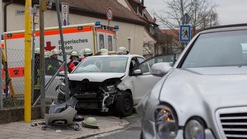 VW-Fahrerin muss in Langenzenn nach Kollison aus Pkw befreit werden