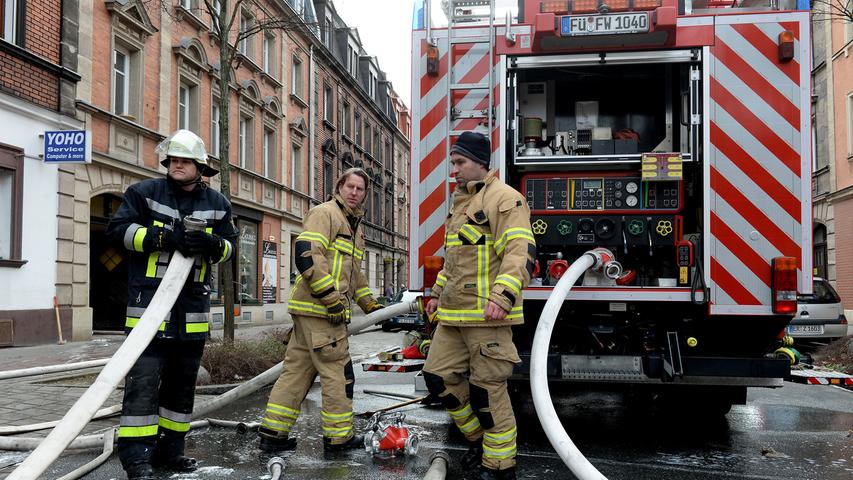 Nach Dachstuhlbrand in Fürth: Aufräumarbeiten im Hinterhaus