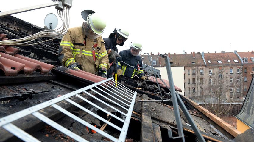 Nach Dachstuhlbrand in Fürth: Aufräumarbeiten im Hinterhaus