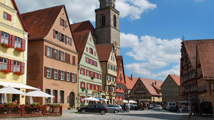 Die mittelalterliche Innenstadt bei strahlendem Sonnenschein.