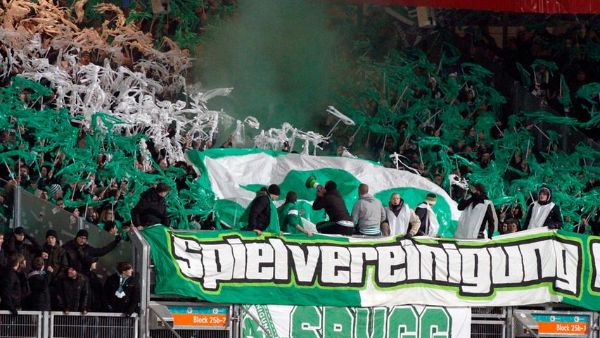 Die Fürther Fans hatten trotz Verbotsdebatte Pyrotechnik dabei. Über dem Fanblock stieg grüner und schwarzer Rauch auf.