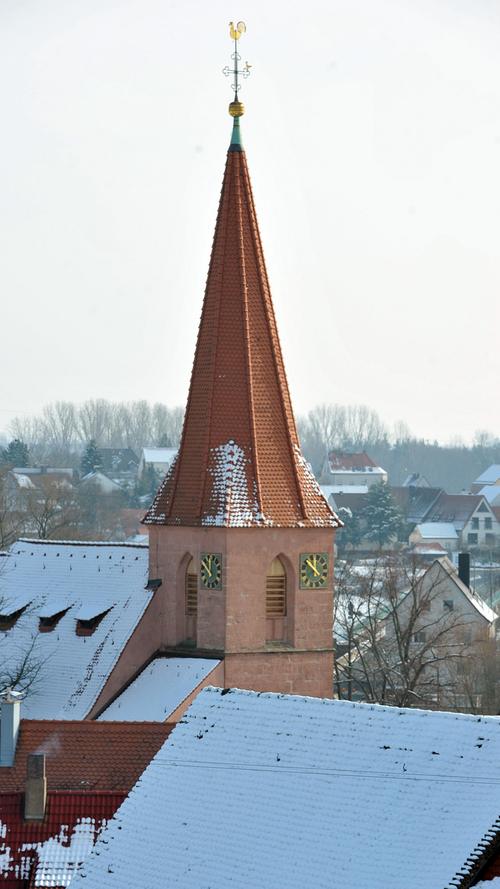 Winterstimmung: St. Matthäus in Vach, umgeben von Spitzdächern.