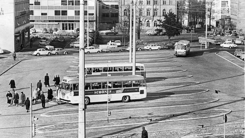 Mitte März 1961 ist es endlich soweit: Der neue Zentrale Omnibusbahnhof (ZOB) an der Badstraße wird erstmals von einem städtischen Omnibus angesteuert. Eine Probefahrt sozusagen. Und prompt steht man vor einem riesigen Problem: Das mit vielen Vorschusslorbeeren bedachte Areal erweist sich als Fehlkonstruktion. (Foto: 23.3.1961)