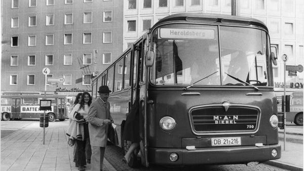 Erinnern Sie sich noch an den alten ZOB? Lang ist's her, dass dieser MAN-Omnibus von dort nach Heroldsberg abfuhr. Mehr Bilder vom alten ZOB, der als Fehlkonstruktion galt, finden Sie hier.