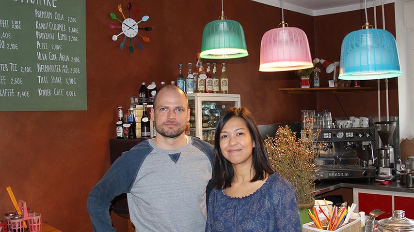 "Ich habe schon öfter versucht, thailändische Suppen nachzukochen, aber hab's nie so richtig hingekriegt: Das Gemüse verkocht zu schnell, und vielleicht mach ich einfach mit der Reihenfolge der Zutaten was falsch", erzählt Florian. Deshalb kommt der 37-Jährige so gern ins Regenzeit : "Das Essen hier ist einfach super, original wie das Street Food in Thailand." Und Florian muss es wissen, denn er kennt die thailändische Küche von seinen Reisen gut. Wirtin Aey Bartels freut sich, dass ihr Essen bei den Gästen ankommt. Gerne verrät sie ein Geheimnis ihrer leckeren Gerichte: "Ich konzentriere mich auf den Sud, der ist das Herz der Suppe. Wenn der nicht gut ist, schmeckt die ganze Suppe nicht." Ihre Ansprüche sind hoch, sagt Aey, und um ihnen gerecht zu werden, probiert sie viel aus: "Ich experimentiere, google und frage nach, wenn ich in Thailand bin. Einfach auf der Straße, an Nudelständen, da werde ich am besten beraten. "Oft sind es Kleinigkeiten, die den Unterschied machen", findet Aey. "Ich habe schon öfter versucht, thailändische Suppen nachzukochen, aber hab's nie so richtig hingekriegt: Das Gemüse verkocht zu schnell, und vielleicht mach ich einfach mit der Reihenfolge der Zutaten was falsch", erzählt Florian. Deshalb kommt der 37-Jährige so gern ins Regenzeit : "Das Essen hier ist einfach super, original wie das Street Food in Thailand." Und Florian muss es wissen, denn er kennt die thailändische Küche von seinen Reisen gut. Wirtin Aey Bartels freut sich, dass ihr Essen bei den Gästen ankommt. Gerne verrät sie ein Geheimnis ihrer leckeren Gerichte: "Ich konzentriere mich auf den Sud, der ist das Herz der Suppe. Wenn der nicht gut ist, schmeckt die ganze Suppe nicht." Ihre Ansprüche sind hoch, sagt Aey, und um ihnen gerecht zu werden, probiert sie viel aus: "Ich experimentiere, google und frage nach, wenn ich in Thailand bin. Einfach auf der Straße, an Nudelständen, da werde ich am besten beraten. "Oft sind es Kleinigkeiten, die den Unterschied machen", findet Aey.
