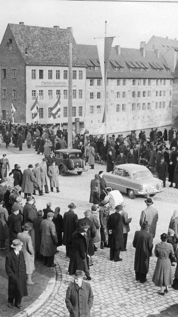 Auch die historische Museumsbrücke, die eine wichtige Verbindung zwischen der Sebalder und der Lorenzer Altstadt darstellt, wurde nach einer Neuerrichtung 1954 für den Straßenverkehr freigegeben.
