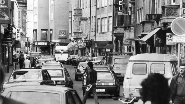 Den Wunsch nach einer Fußgängerzone äußerten Kaufleute der Vorderen Sterngasse im Jahr 1985. Sie fürchteten um ihre Geschäfte, aufgrund des großen Verkehrsaufkommens.