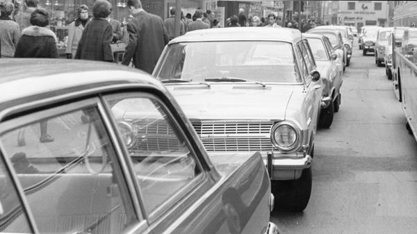 Auch hier reihte sich Auto an Auto: Zwar war Ende Januar 1966 kein Feiertag, aber der Winterschlussverkauf hatte begonnen. Zahlreiche Besucher strömten in die Nürnberger Innenstadt, um nach Schnäppchen Ausschau zu halten.