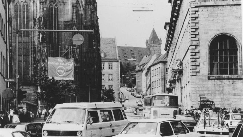 1988 wird an der Sebalduskirche ebenfalls ein "Stop" für den Verkehr in der Nürnberger Altstadt gefordert. Das Plakat warnte vor Emissionen mit dem Slogan "Hier stirbt ein Kunstwerk".