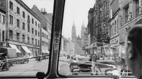 In der Nürnberger Altstadt waren nicht nur zahlose Fußgänger, sondern auch Autos, Straßenbahnen und Mopeds unterwegs.