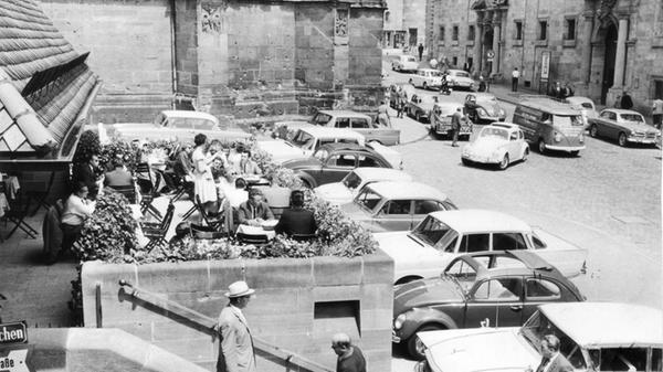 1963 wurde das Bratwursthäusle noch von parkenden Autos belagert. Heute ist die Straße am Rathausplatz nicht mehr für den Verkehr freigegeben.