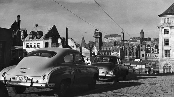 Auch in der Nachkriegszeit waren einige Autos in Nürnbergs Innenstadt unterwegs. Die in der Königstraße parkenden Wagen waren von Ruinen umgeben und standen in Sichtweite zum Hauptmarkt sowie der Sebalduskirche.