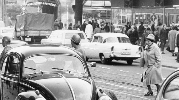 In der Königstraße hetzten Passanten wenige Meter vom sicheren Übergang entfernt über die Fahrbahn, mitten durch die Autokolonnen.
