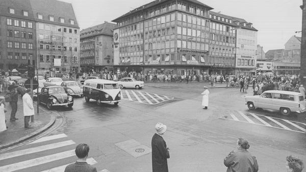 Zum Beginn des Mauerbaus im August 1961 stoppte das Gewühl und Gehaste der pulsierenden Innenstadt für zwei Minuten. Die Nürnberger verharrten am damals stark befahrenen Lorenzer Platz schweigend im Gedenken an Berlin.
