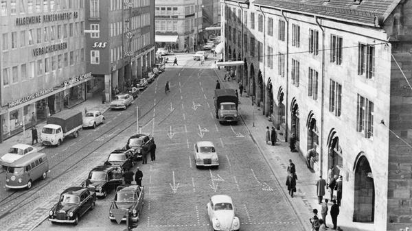 So sah die Straßenführung 1966 an der Einmündung des Hallplatzes in die Königstraße aus.