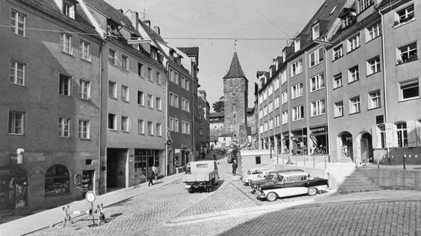 Mit Verkehrsbehinderungen musste man auch schon im Jahr 1965 rechnen. Bei Umbauten wurde die Bergstraße mit Stützmauern versehen.
