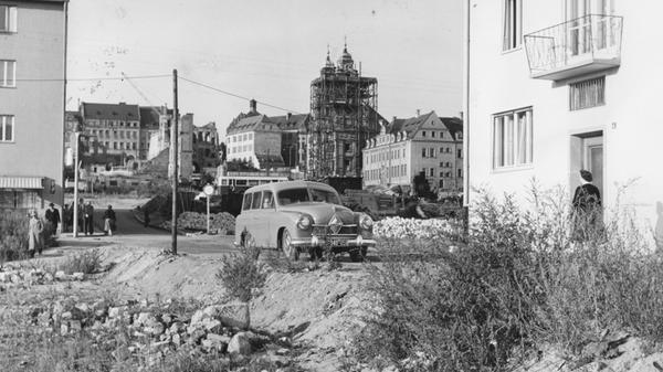 Abseits der großen Verkehrstrassen waren die Straßen von Nürnbergs Altstadt im Jahr 1955 noch recht verwahrlost. In der Wunderburggasse fuhr man durch Sand und über Steine.