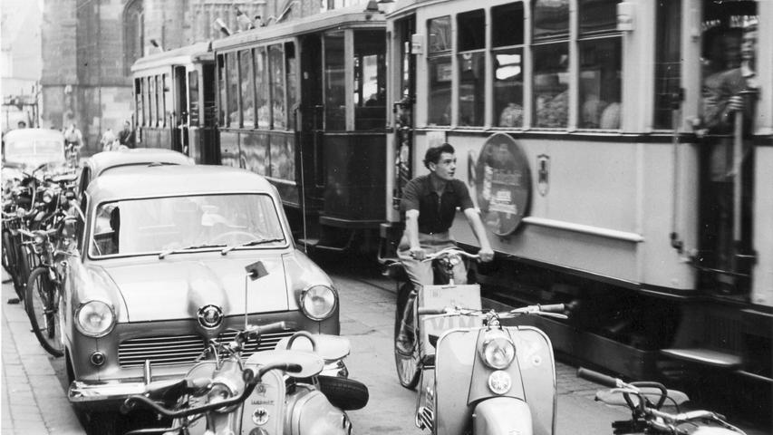 Ziemlich überfüllt sah es 1954 in der Königstraße aus. Fahrradfahrer mussten gut aufpassen, damit sie zwischen Straßenbahn, parkenden Mopeds und Autos nicht unter die Räder kamen.