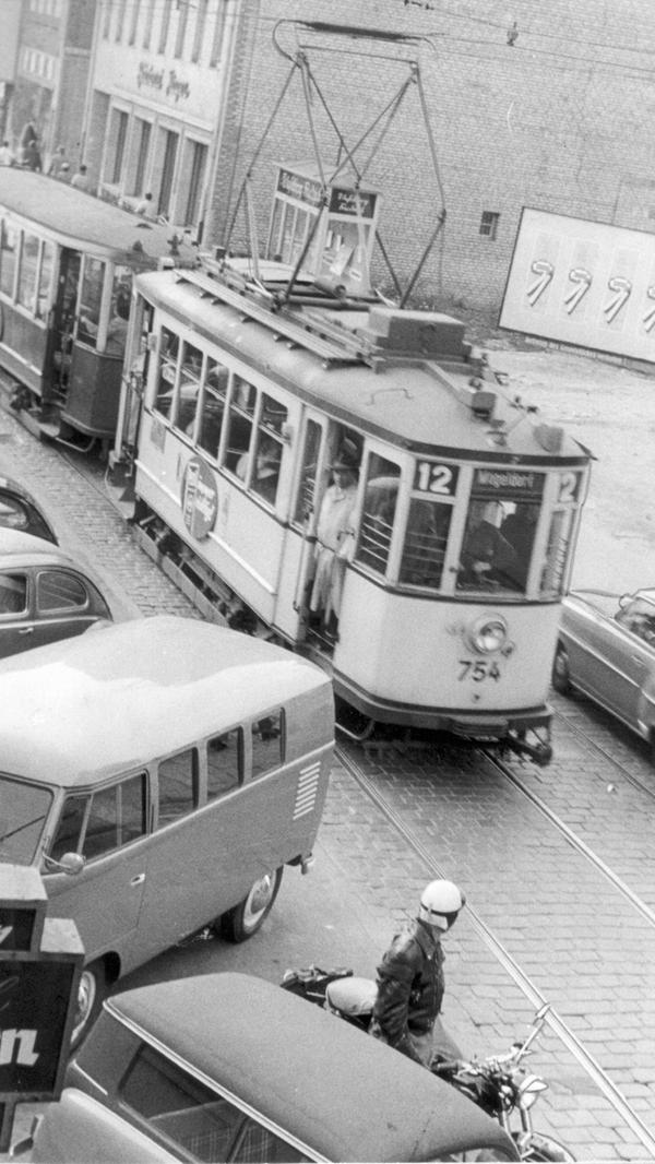 Sowohl Straßenbahnen als auch Autos manövrierten sich an der Lorenzkirche vorbei. Kritisch wurde es, wenn die Straßenbahnen den Platz für den Gegenverkehr blockierten.