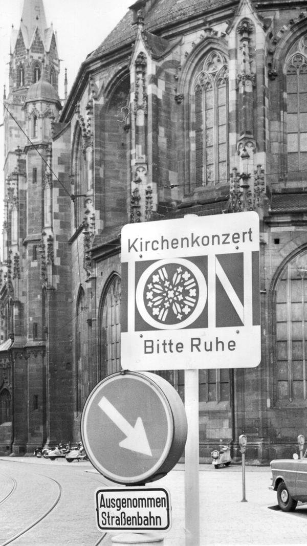 Kurios ist dieses Verkehrsschild aus dem Jahr 1962. Es machte darauf aufmerksam, dass in den Tagen der Internationalen Orgelwoche besonders ruhig an dem Gotteshaus vorübergefahren werden sollte, damit die Konzerte nicht gestört wurden.