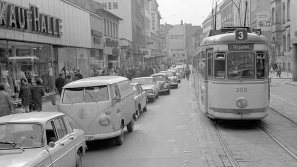 Geregelter ging es an anderen Tagen zu. In der Karolinenstraße tanzte kein Wagen aus der Reihe, sodass die Straßenbahn ungehindert zur Haltestelle an der Lorenzkirche gelangen konnte. Die Nägel auf der Fahrbahn wurden als Grenzlinie zwischen den Wegen für Auto und Straßenbahn respektiert.
