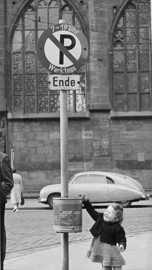 An der Lorenzkirche herrschte 1954 an Werktagen Parkverbot. Hier war die Lage etwas geordneter als in der Königstraße.