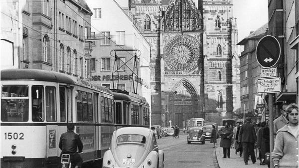 Auch Ende der 1950er Jahre floss der Verkehr durch das Geschäftszentrum in der Karolinenstraße reibungslos dahin.