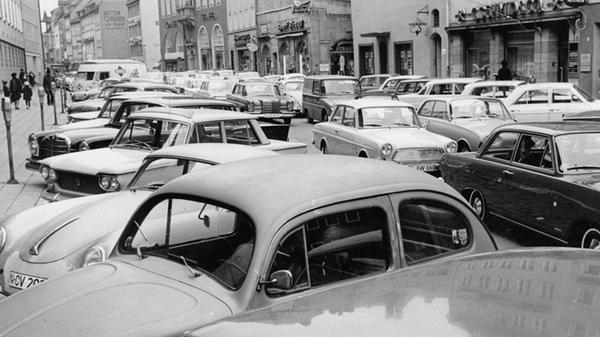 An Feiertagen, wie hier an Allerheiligen im Jahr 1966, strömten unzählige Fahrzeuge aus dem Umland nach Nürnberg. Das Fest bescherte der Stadt ein heilloses Durcheinander. Viele Kreuzungen waren verstopft.