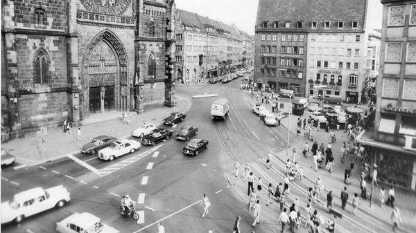Historische Gemäuer haben zwei natürliche Feinde: Abgase und Taubenkot. Bevor in den 70er Jahren die Fußgängerzone eingerichtet wurde, herrschte auf den Straßen rund um die Kirche Hochbetrieb. Durch die verkehrsbefreite Zone sind die Abgase heute nur noch ein geringes Problem. Das ist auch gut so: Denn gegen Luftschadstoffe ist kein Schutz des empfindlichen Sandsteins möglich. Sämtliche Imprägniermittel, die vor allem in den 1970er und 1980er Jahren eingesetzt wurden, haben sich als unbrauchbar erwiesen.