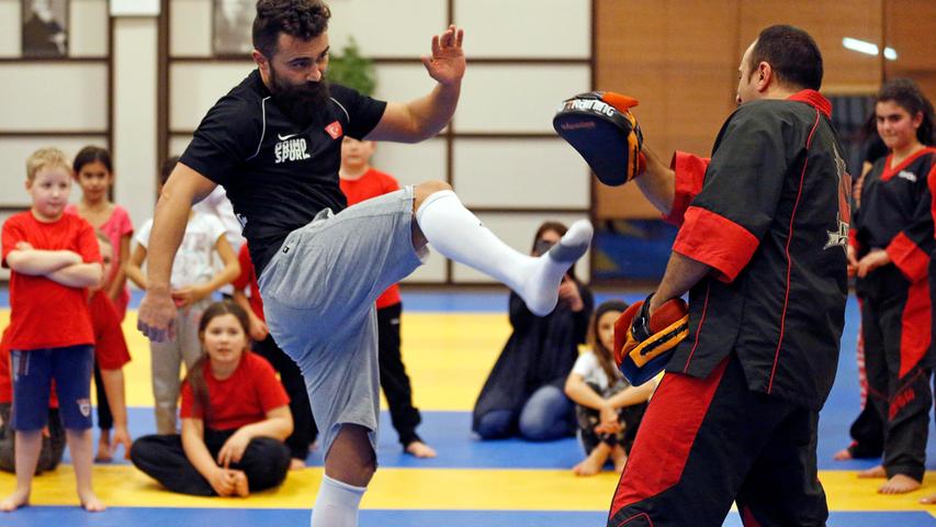 Der gebürtige Parsberger Ünsal Arik ist Box-Welt- und Europameister. Beim ASV Neumarkt hat er den Kickboxern eine Kostprobe gegeben, wie sein tägliches Training aussieht.